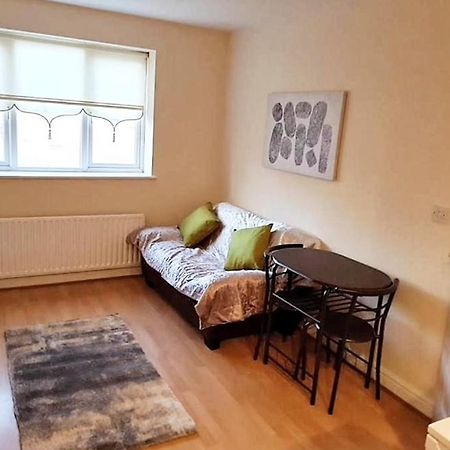 Pinfold Court Apartments Ноусли Екстериор снимка