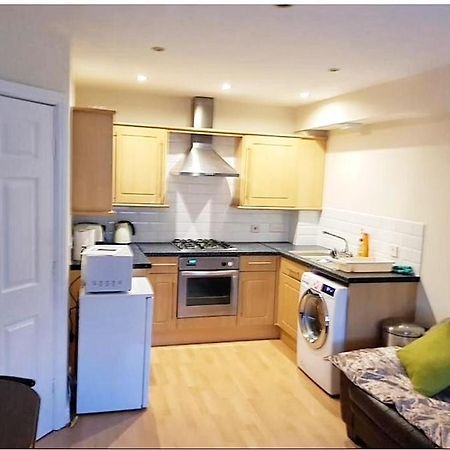 Pinfold Court Apartments Ноусли Екстериор снимка