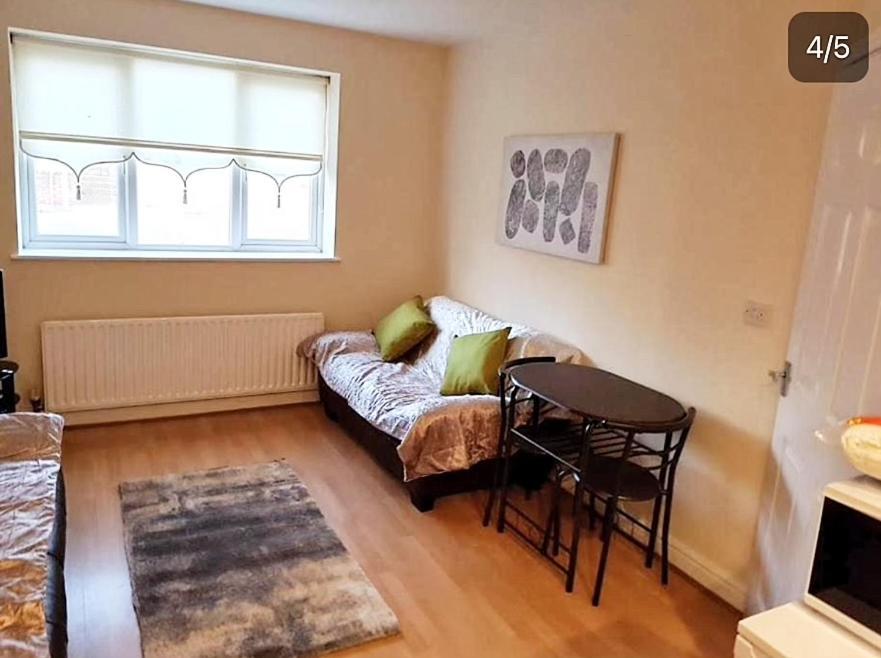 Pinfold Court Apartments Ноусли Екстериор снимка