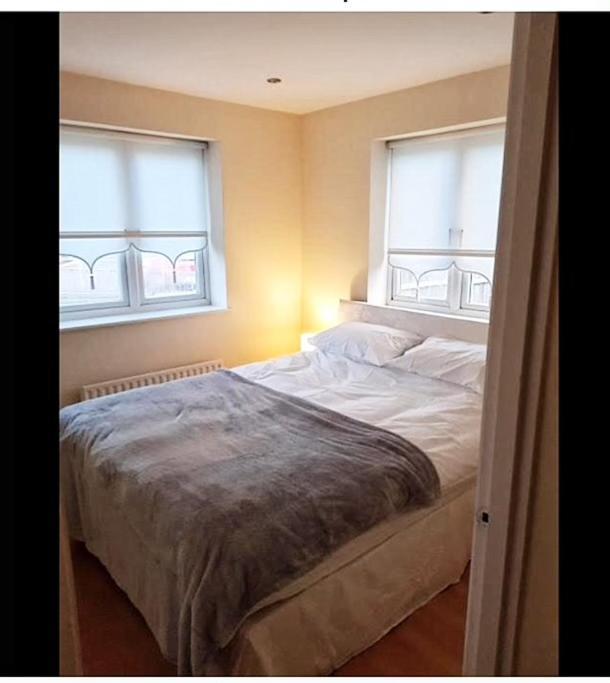 Pinfold Court Apartments Ноусли Екстериор снимка
